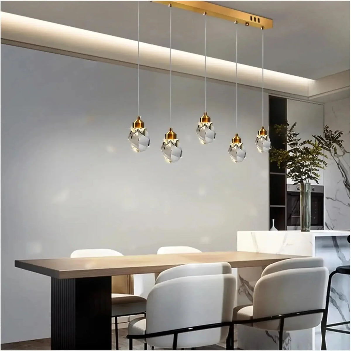 Suspensions cristal au-dessus d’une table de cuisine