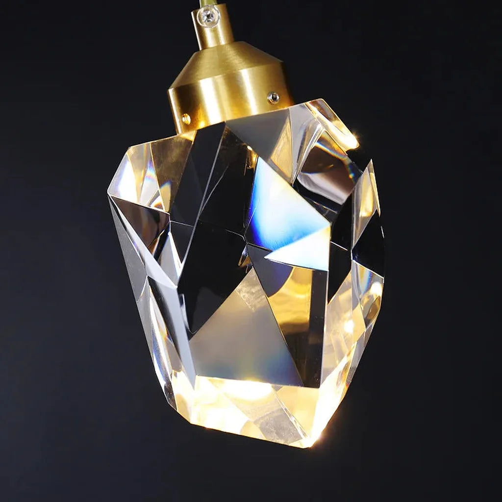 Cristal taillé et coiffe en laiton vus de près