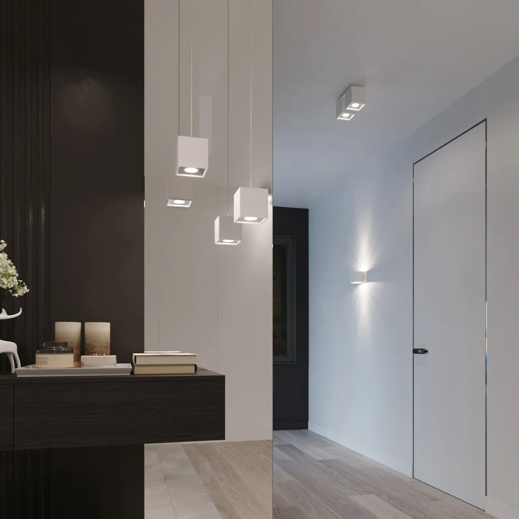 Suspension cube minimaliste en aluminium dans une entrée