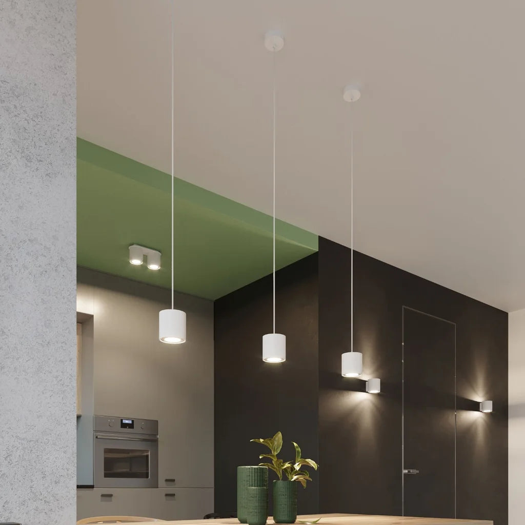 Suspension cylindre minimaliste en aluminium dans une cuisine