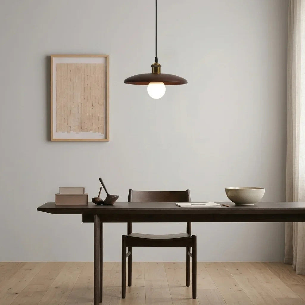 Suspension disque en noyer dans une salle à manger minimaliste