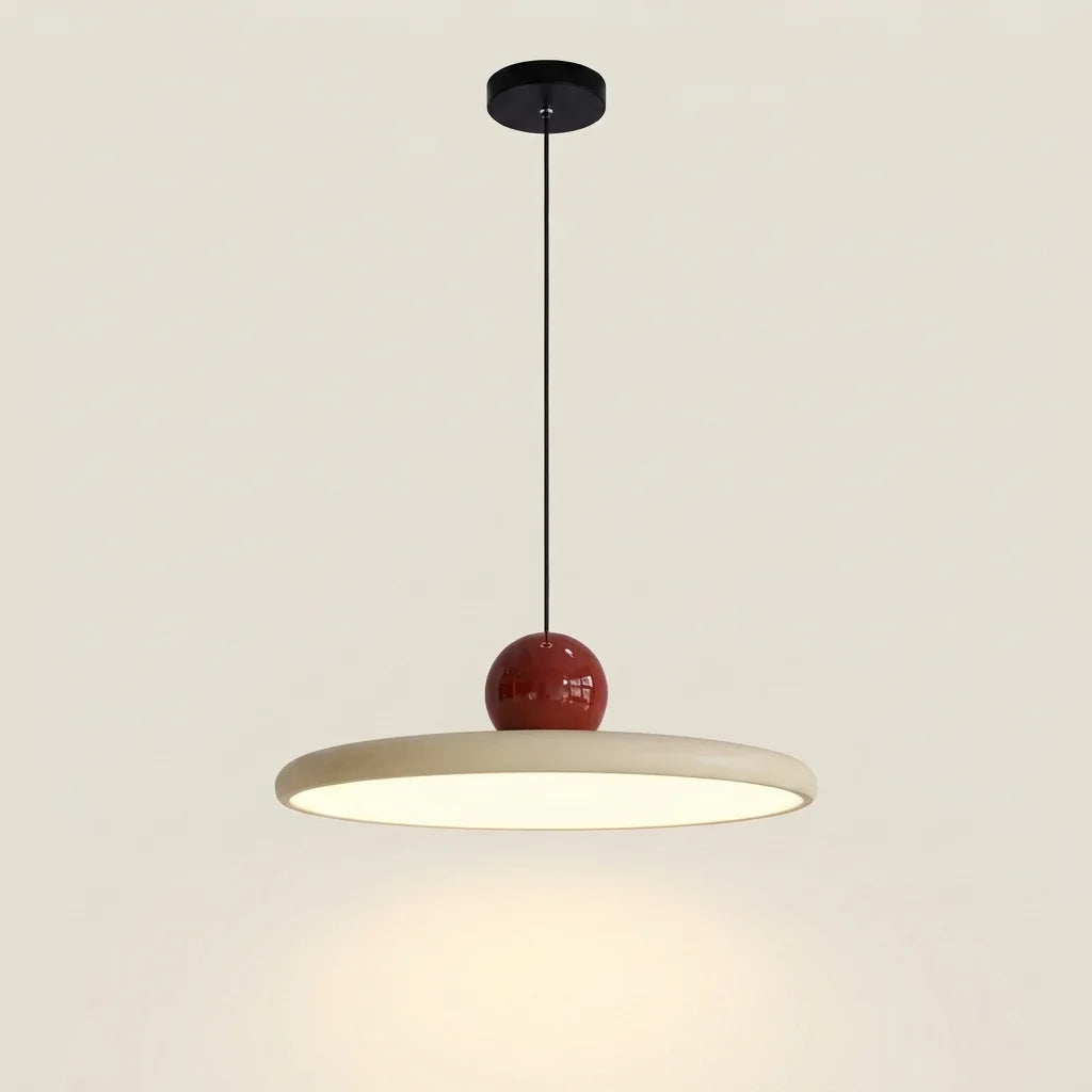 Suspension disque LED beige surmontée d’une boule rouge