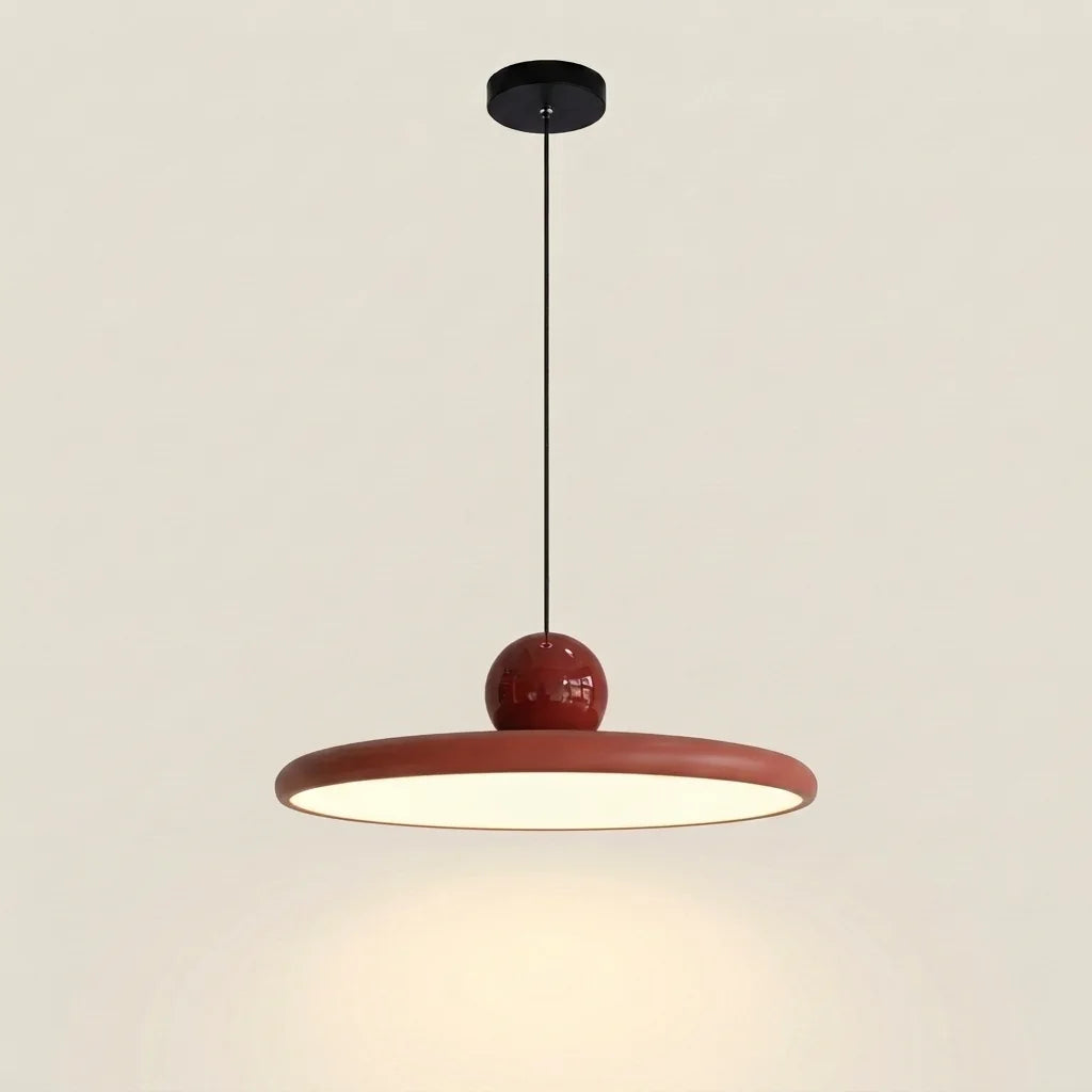 Suspension disque LED rouge surmontée d’une boule rouge