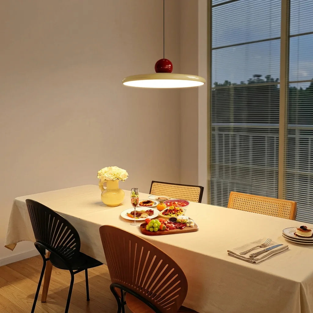 Suspension disque beige au-dessus d’une table dressée