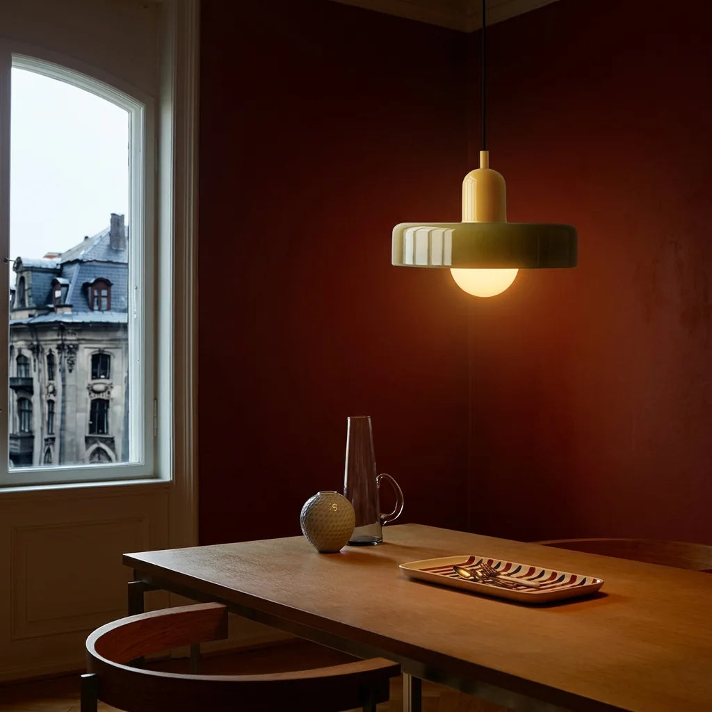 Suspension disque de verre rétro dans une salle à manger le soir