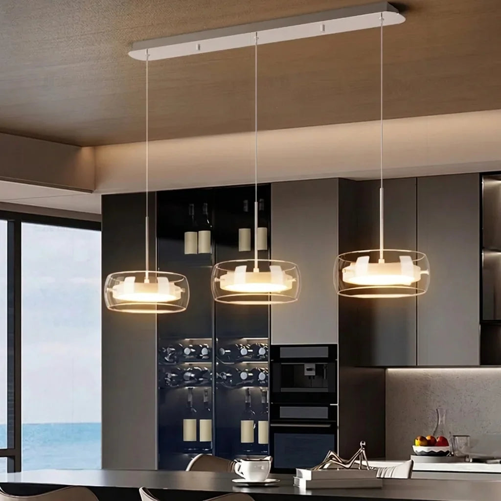 Suspension disque de verre LED dans une cuisine moderne face à la mer