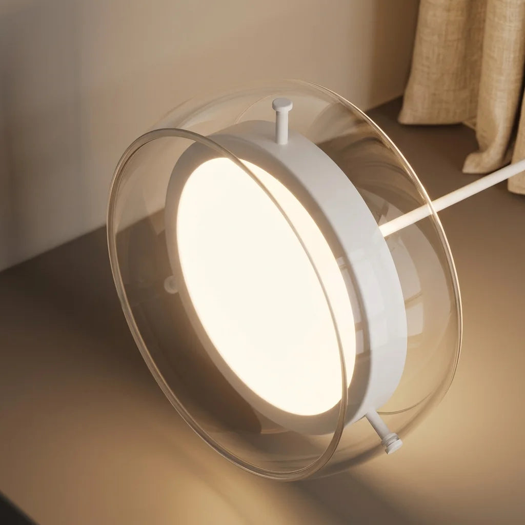 Globe en verre transparent et disque LED vus de près