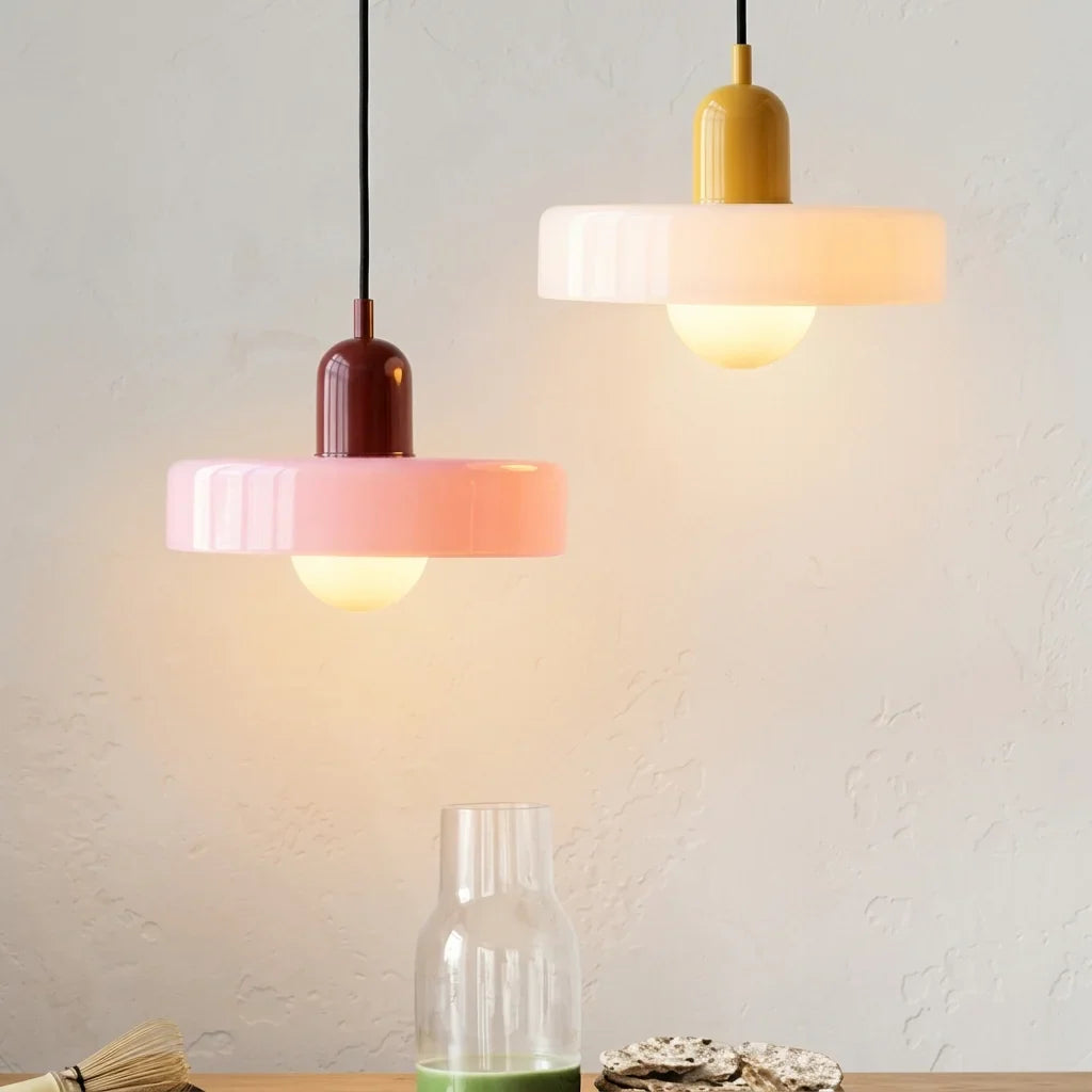Suspensions disque de verre rose et blanc dans une cuisine