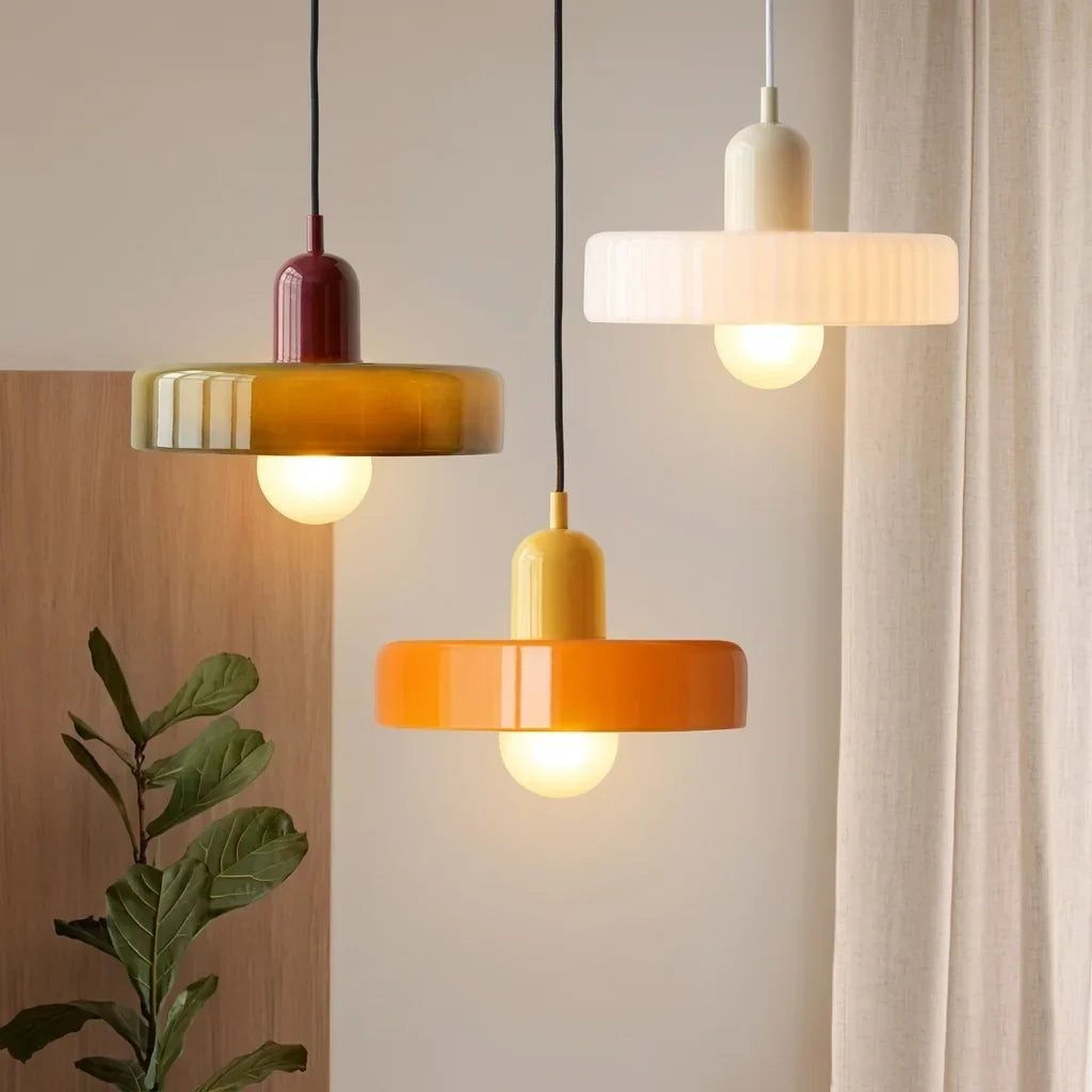 Trois suspensions disque de verre colorées, allumées