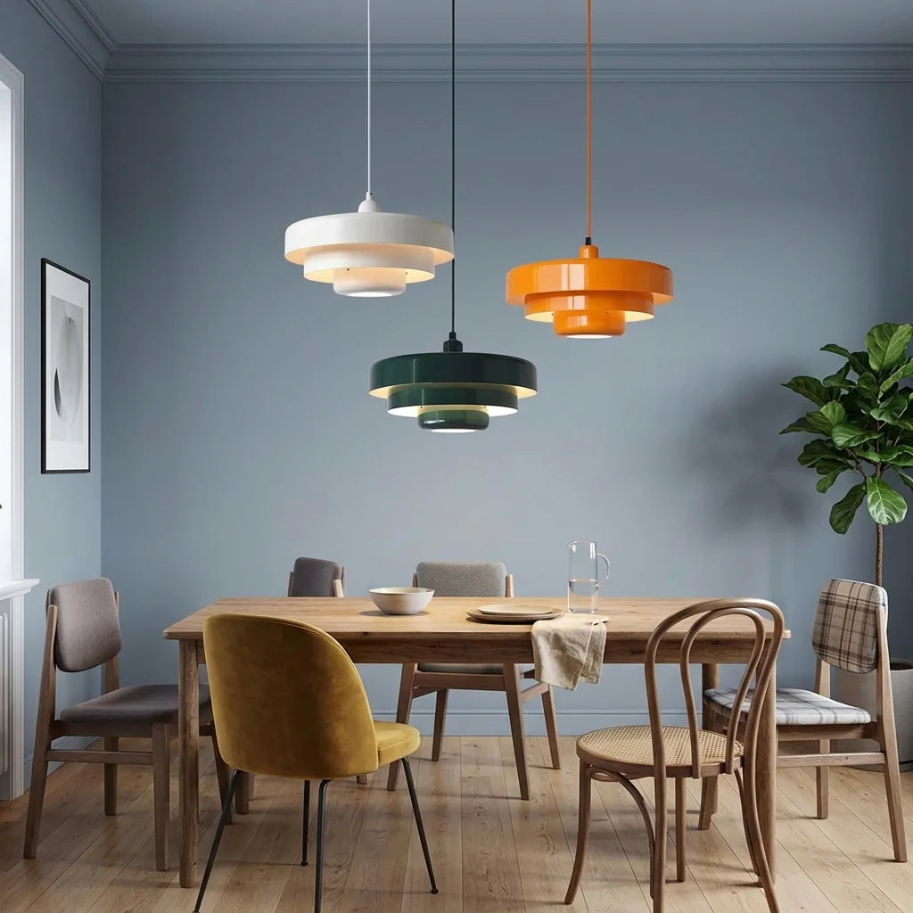 Trois suspensions colorées au-dessus d’une table en bois