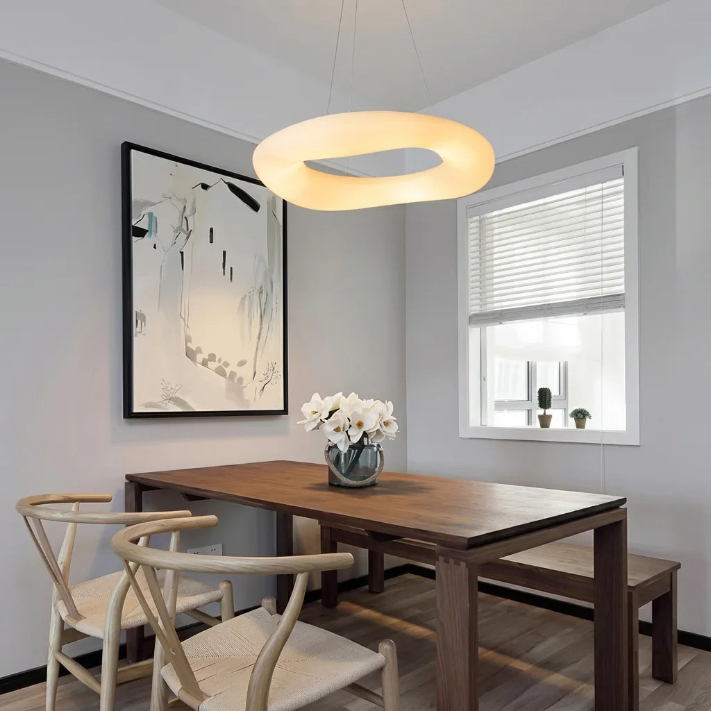 Suspension donut LED au-dessus d’une table en bois