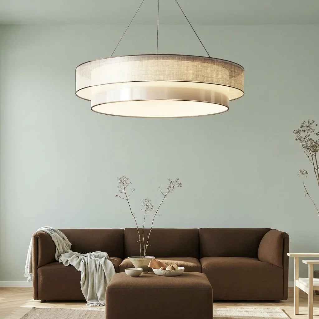 Suspension double tambour au-dessus d’un canapé marron