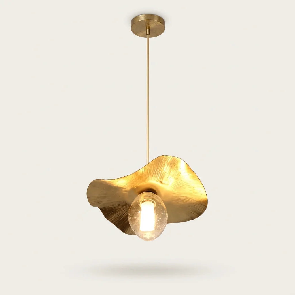 Suspension feuille de lotus ondulée en cuivre martelé avec globe en verre