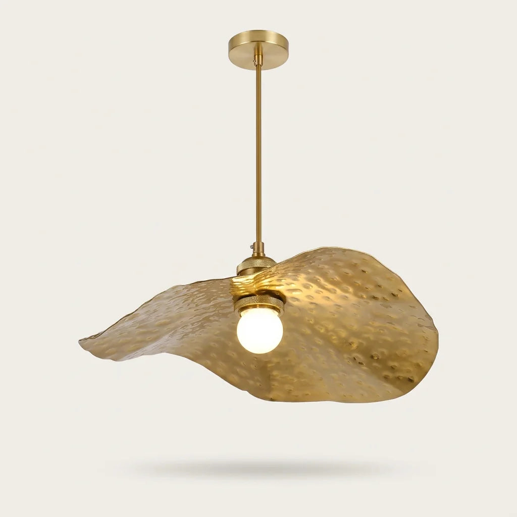 Suspension feuille de lotus plate en cuivre martelé