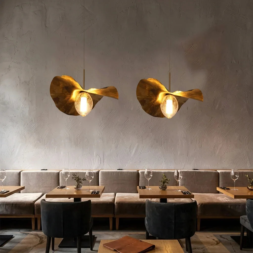 Deux suspensions feuille de lotus au-dessus des tables d’un restaurant