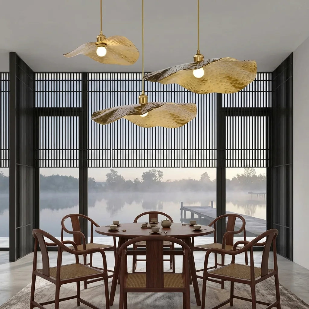 Suspensions feuilles plates dans une salle à manger avec vue sur un lac
