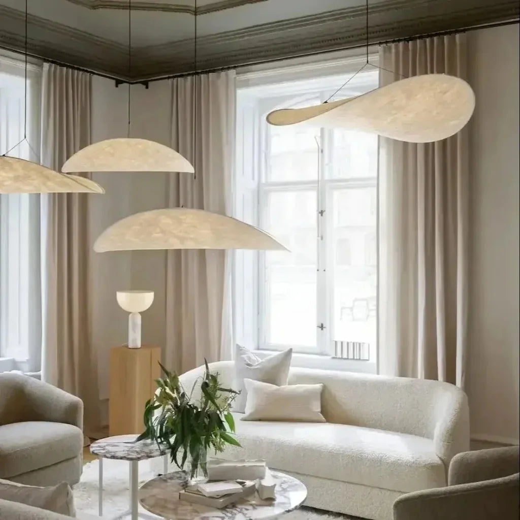 Suspensions feuille dans un salon lumineux