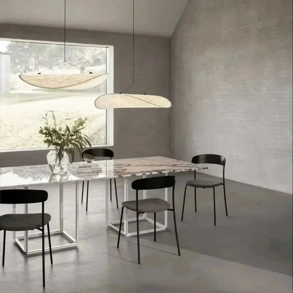 Suspensions feuille au-dessus d’une table en marbre