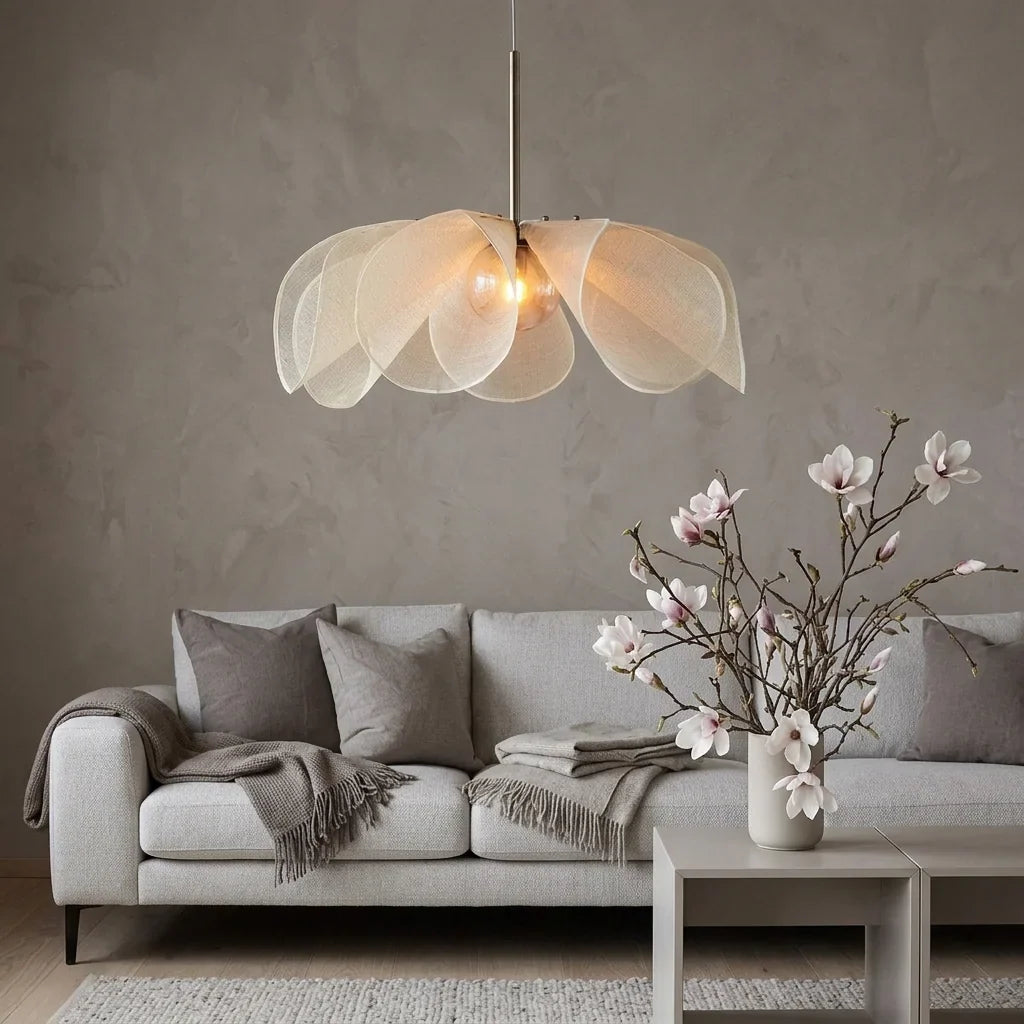Suspension fleur en lin au-dessus d’un canapé gris et d’un magnolia