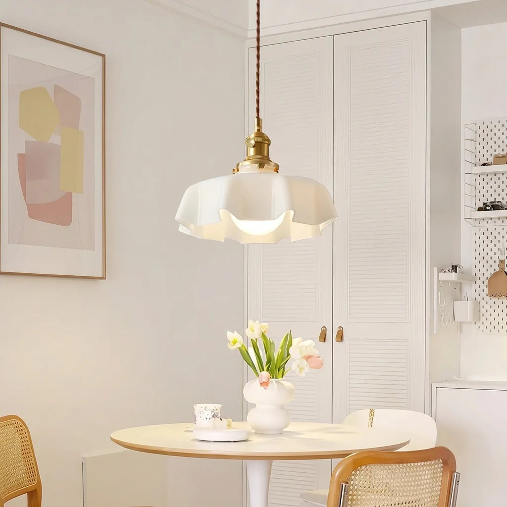 Suspension en verre blanc dans un coin repas lumineux
