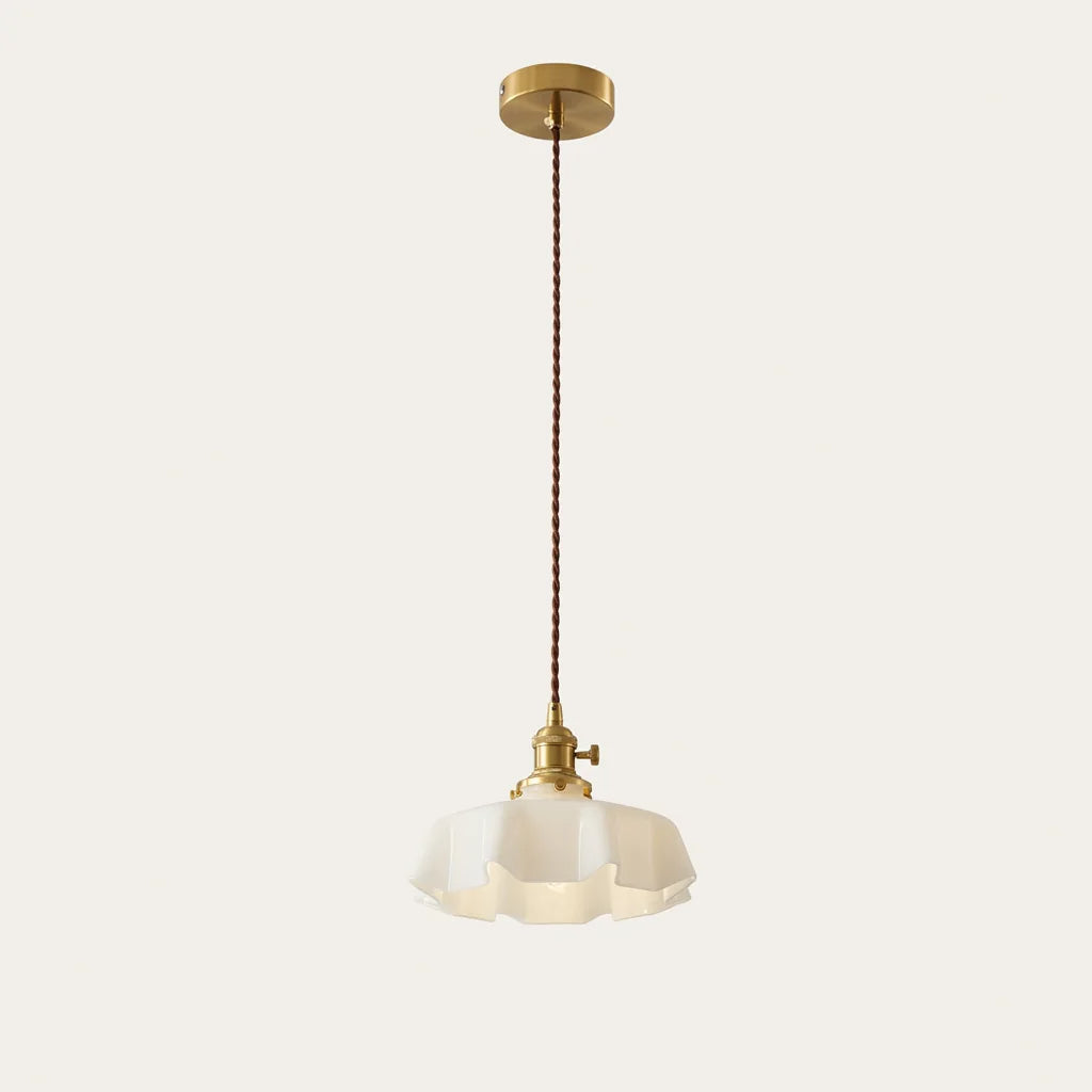 Suspension fleur en verre opalin blanc ondulé, douille couleur laiton