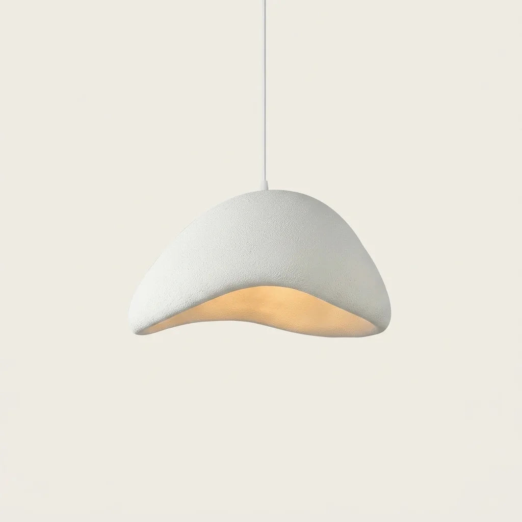 Suspension galet wabi-sabi blanche forme A, lumière chaude
