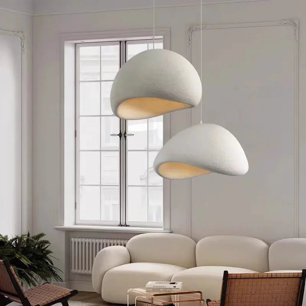 Suspensions galet dans un salon lumineux
