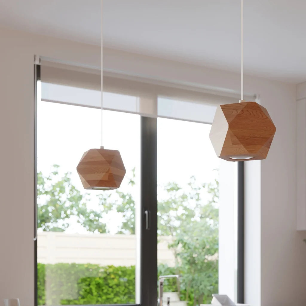 Suspension géométrique en bois naturel dans une cuisine