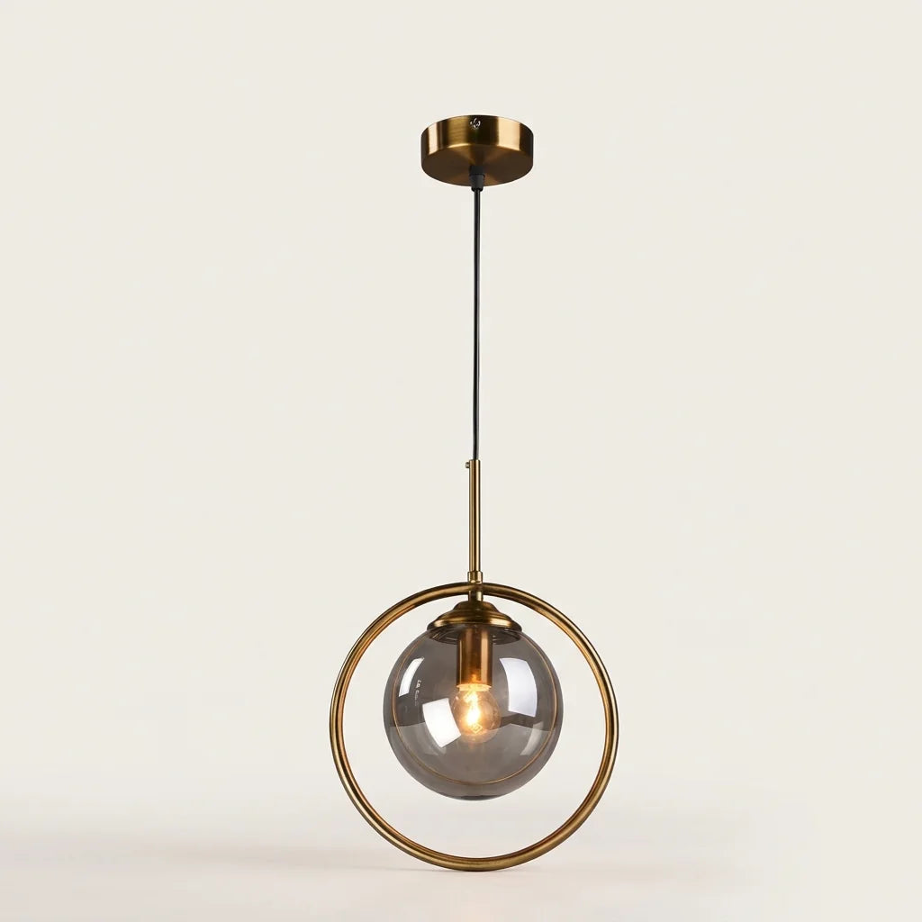 Suspension globe en verre fumé dans un fin anneau doré, modèle B