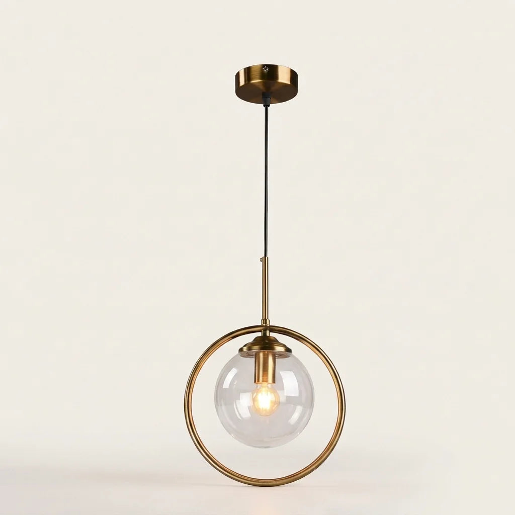 Suspension globe en verre transparent dans un anneau doré, modèle B
