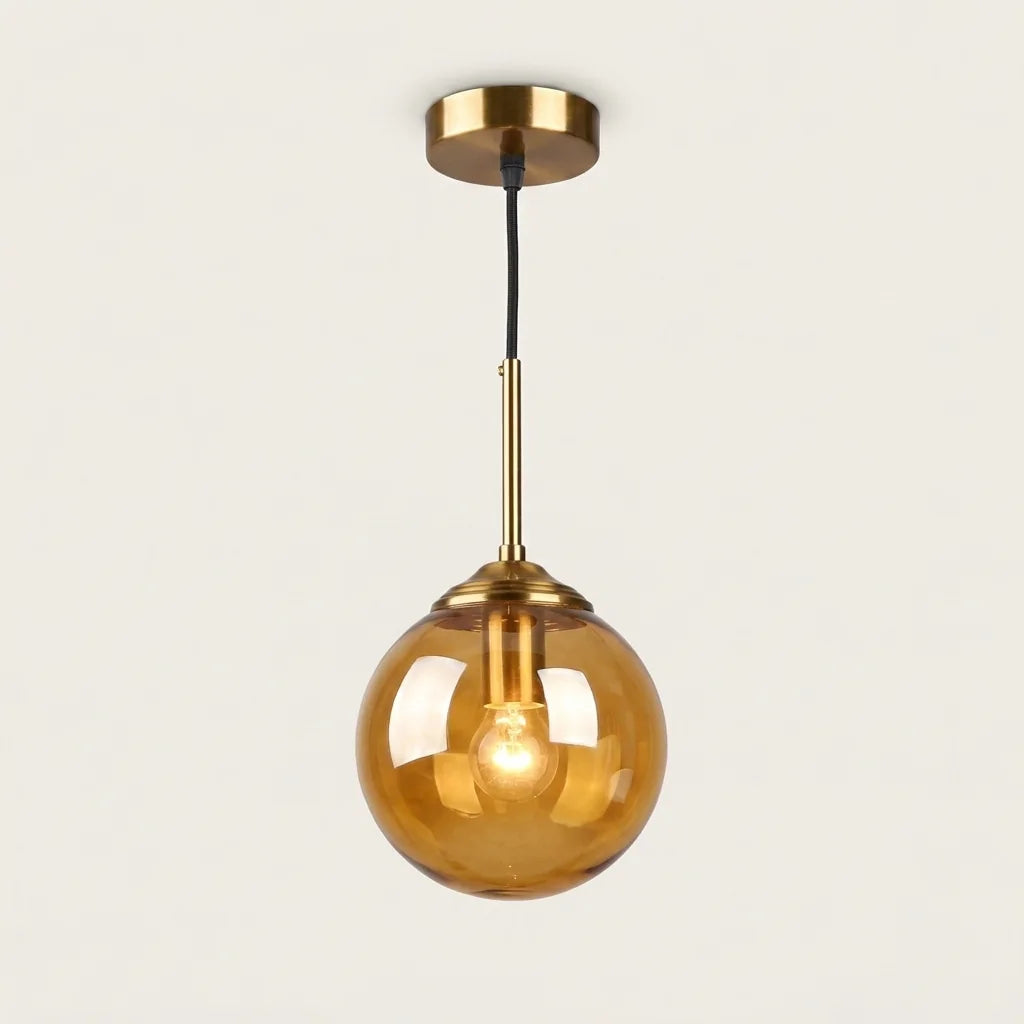 Suspension globe en verre ambré sous un col laiton, modèle A