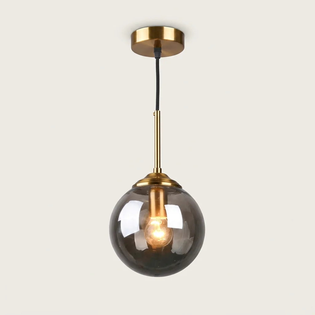 Suspension globe en verre fumé sous un col laiton, modèle A
