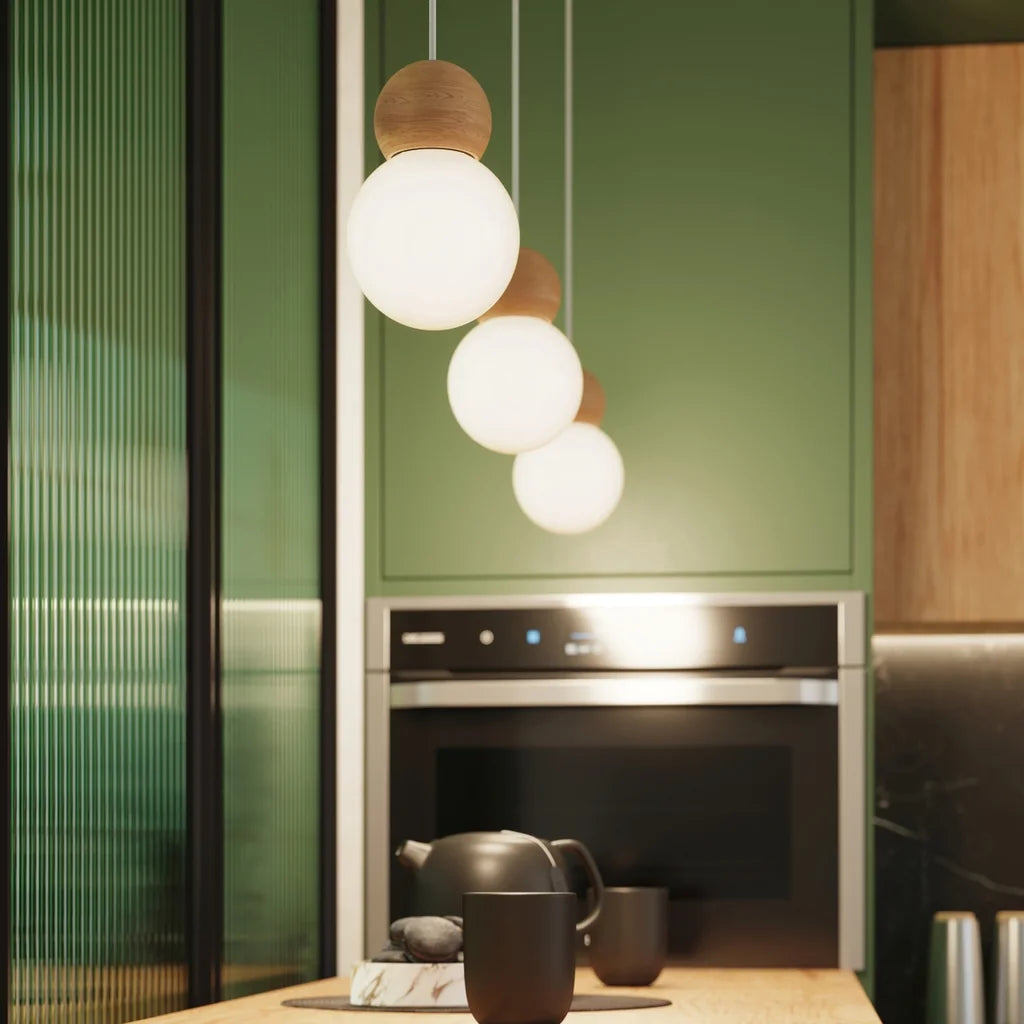 Suspension globe verre dépoli et bois naturel dans une cuisine