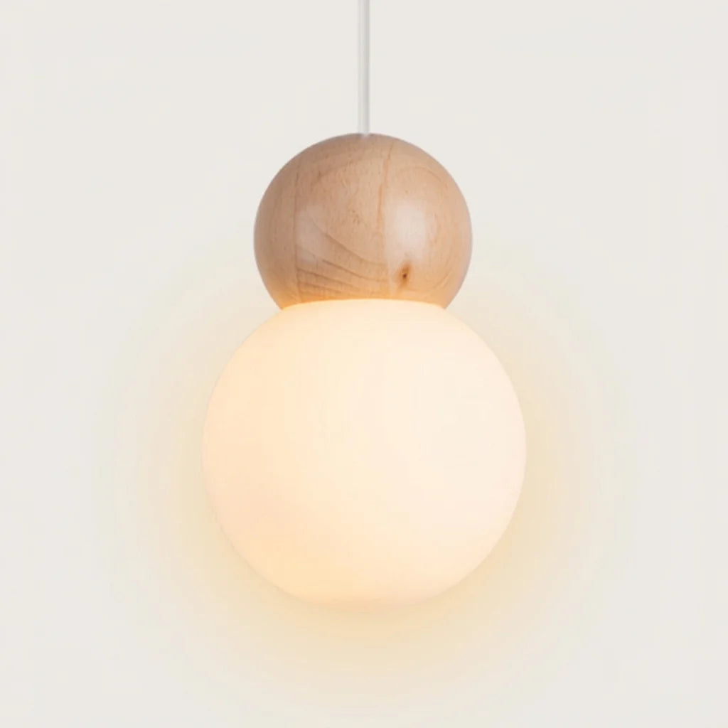 Suspension globe verre dépoli et bois naturel allumée