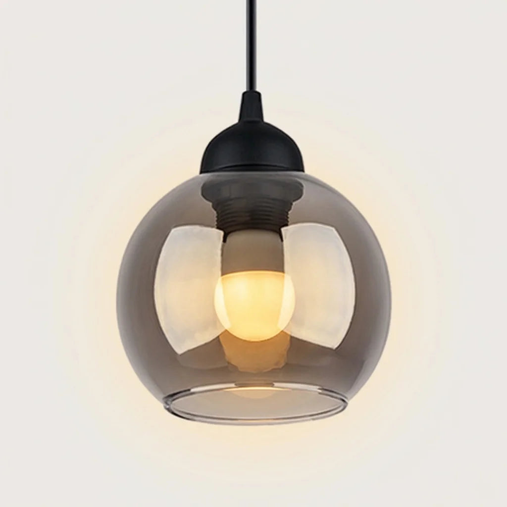 Suspension globe en verre fumé allumée