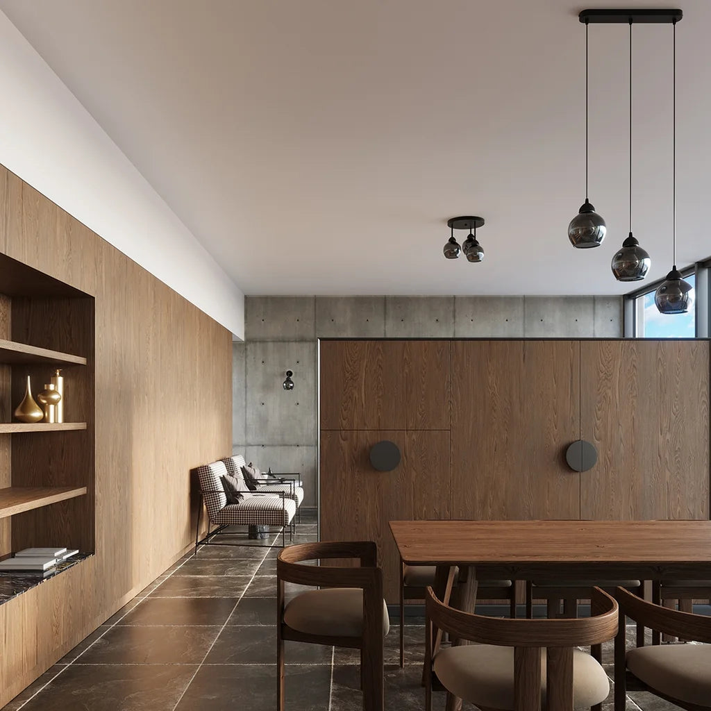 Suspension globe en verre fumé dans une salle à manger