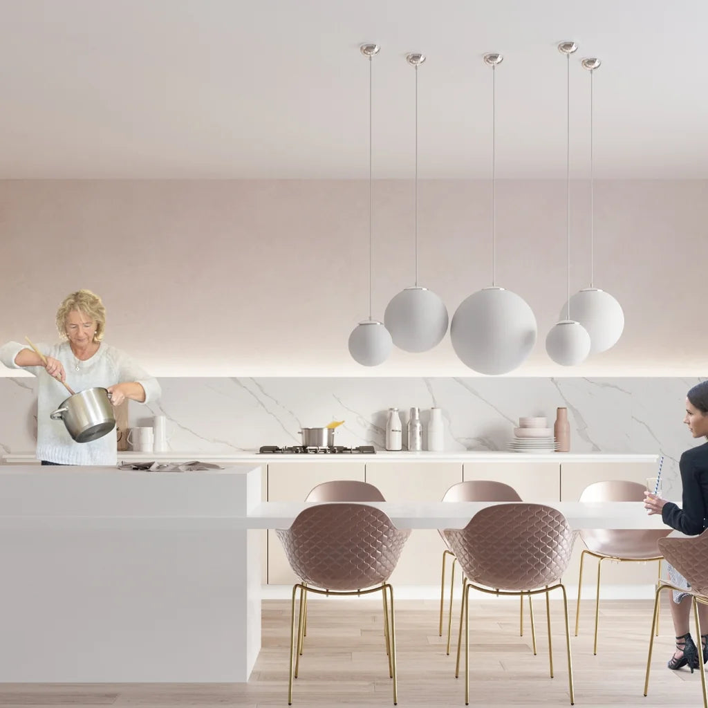 Suspension globe en verre opalin dans une cuisine