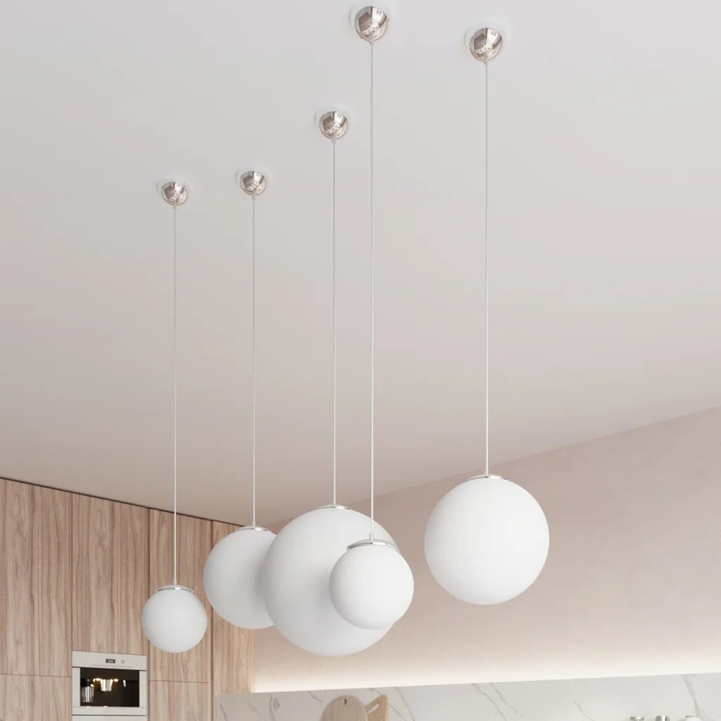 Suspension globe en verre opalin dans une cuisine