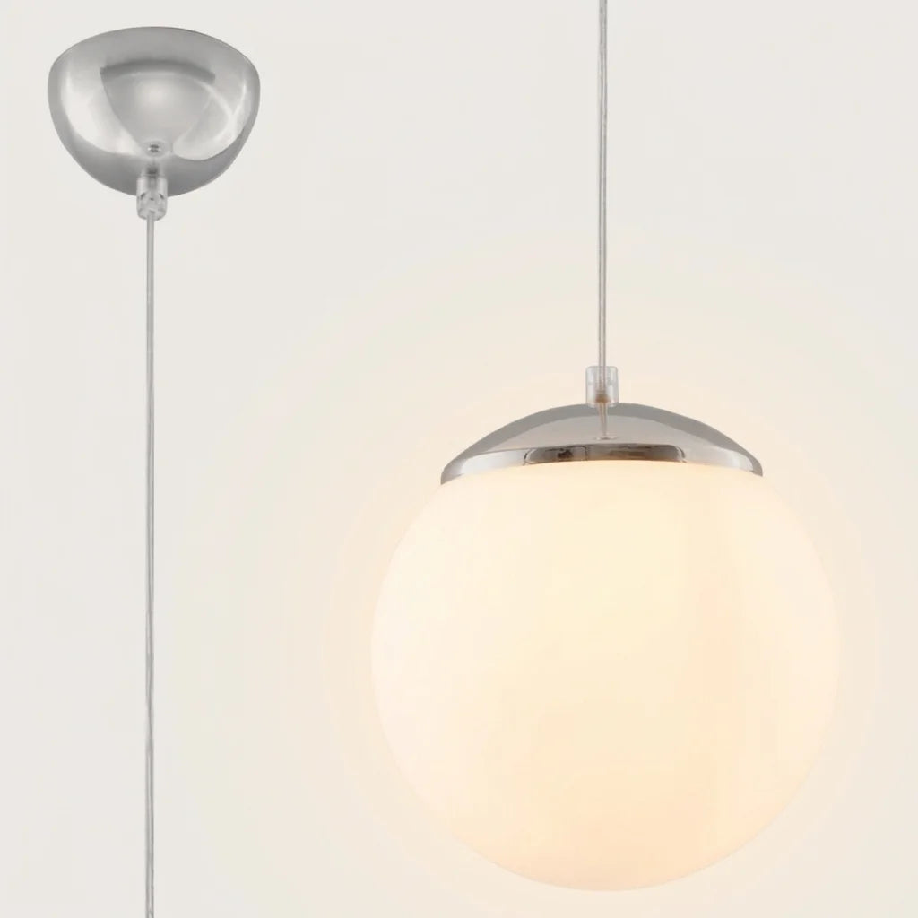 Suspension globe en verre opalin allumée
