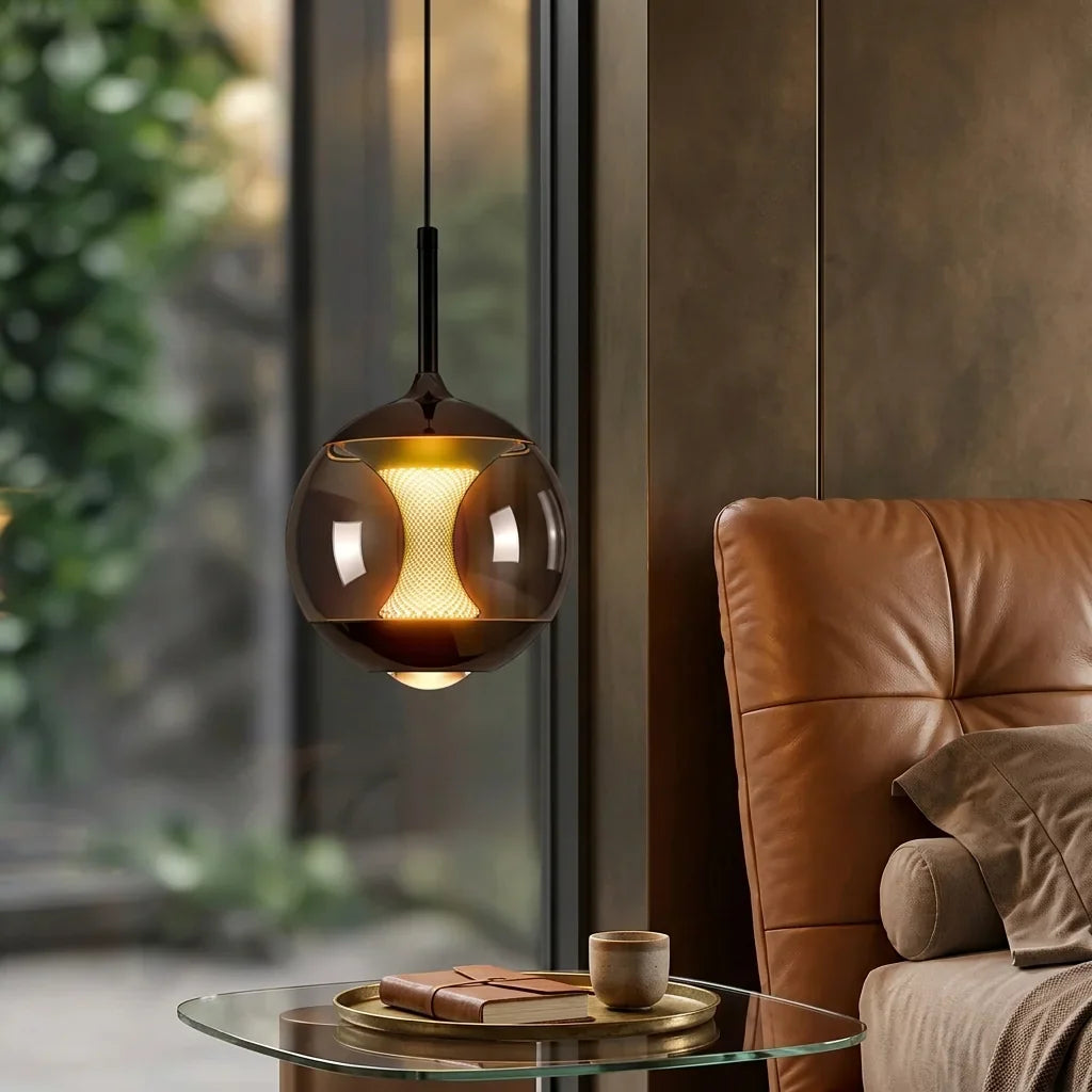 Suspension globe de verre près d’un fauteuil en cuir