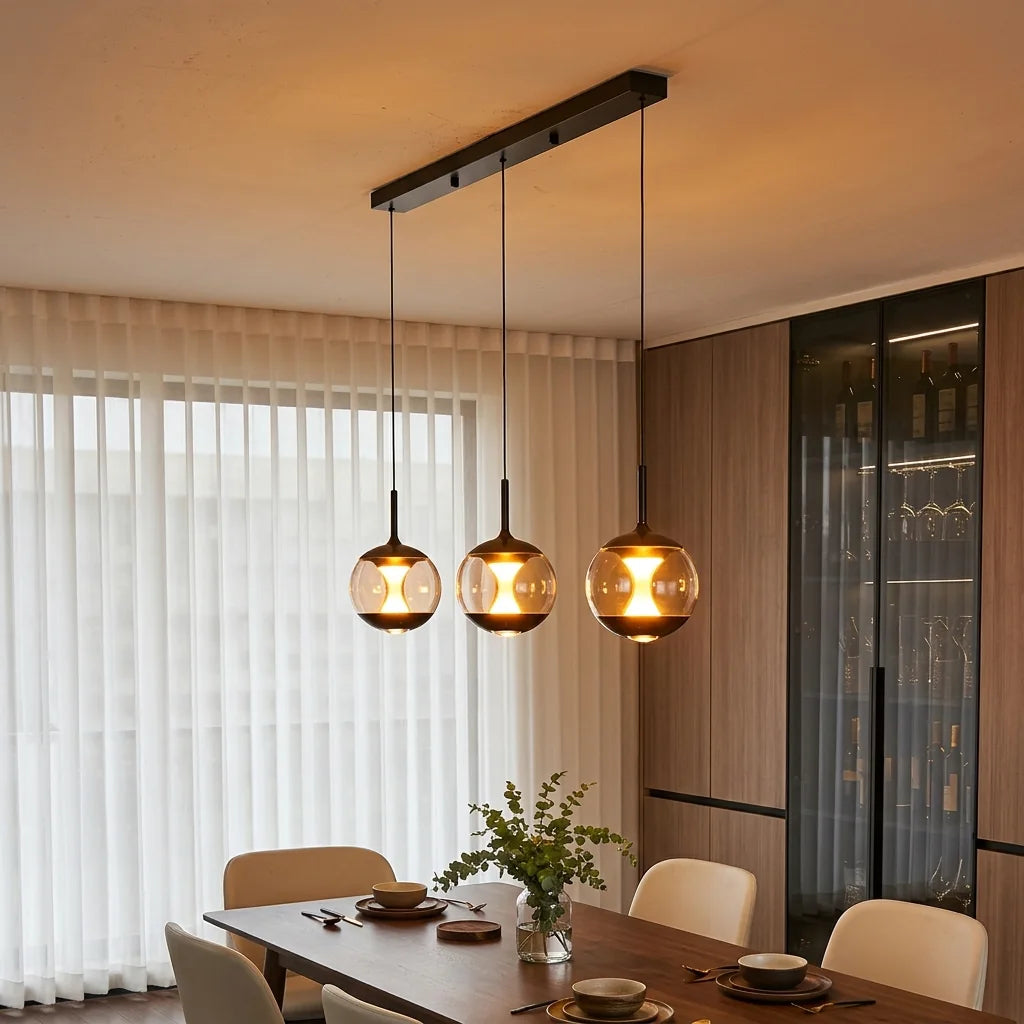 Suspension à 3 globes au-dessus d’une table à manger