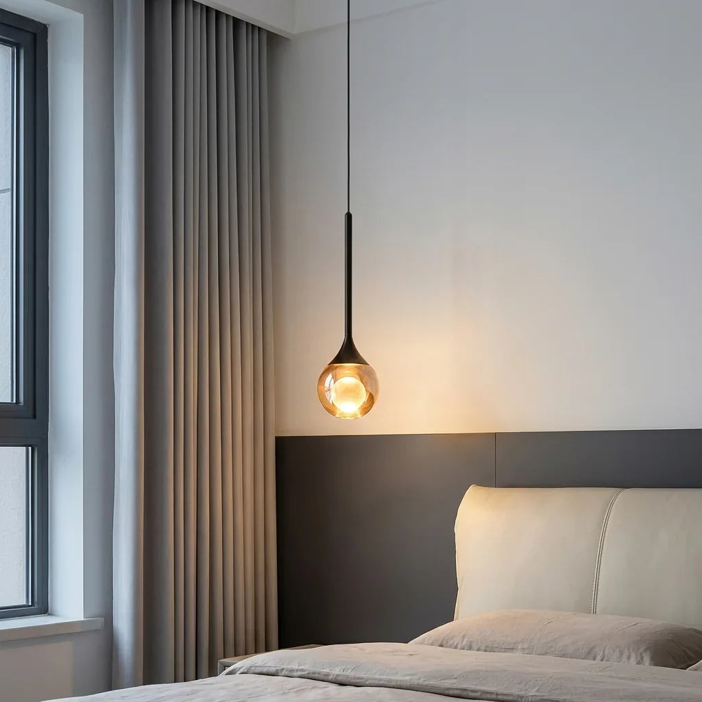 Suspension goutte en cristal dans une chambre moderne