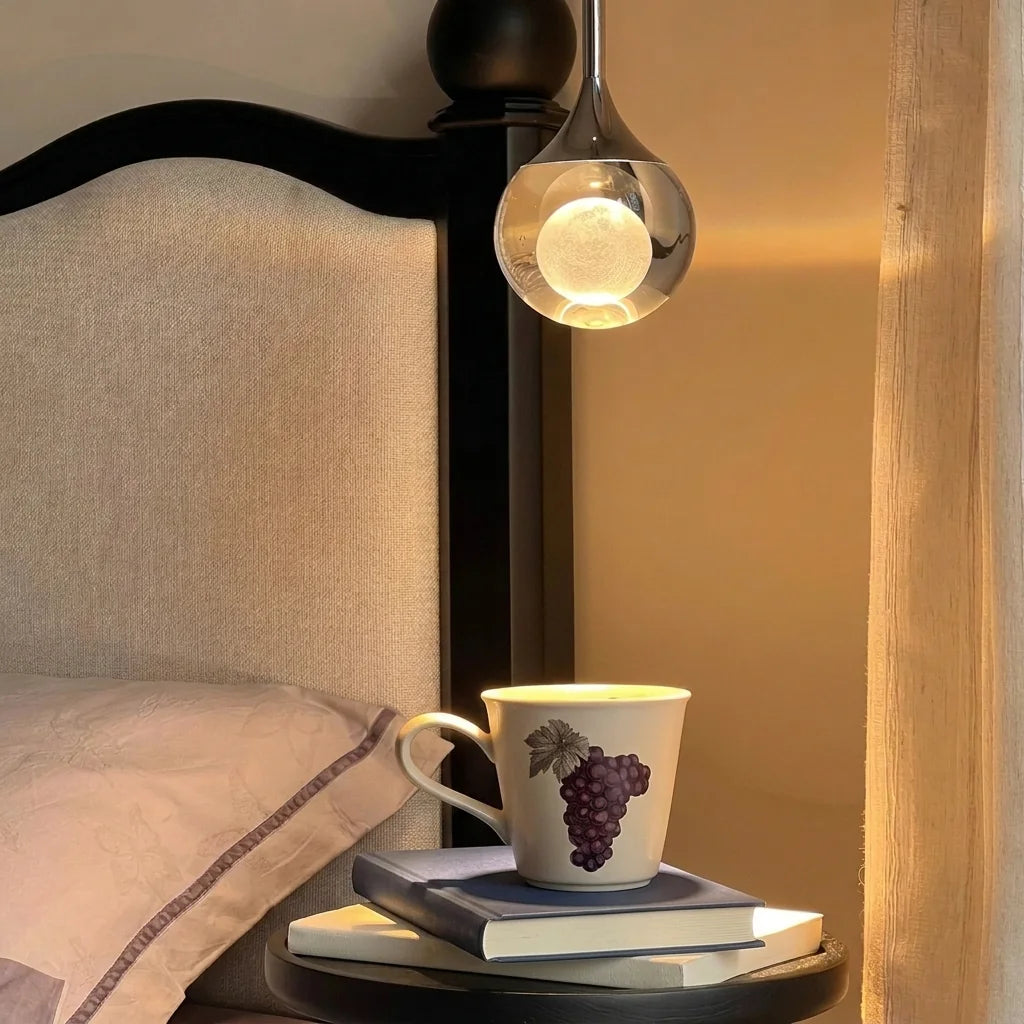 Suspension goutte à lune de cristal au-dessus d’une table de chevet