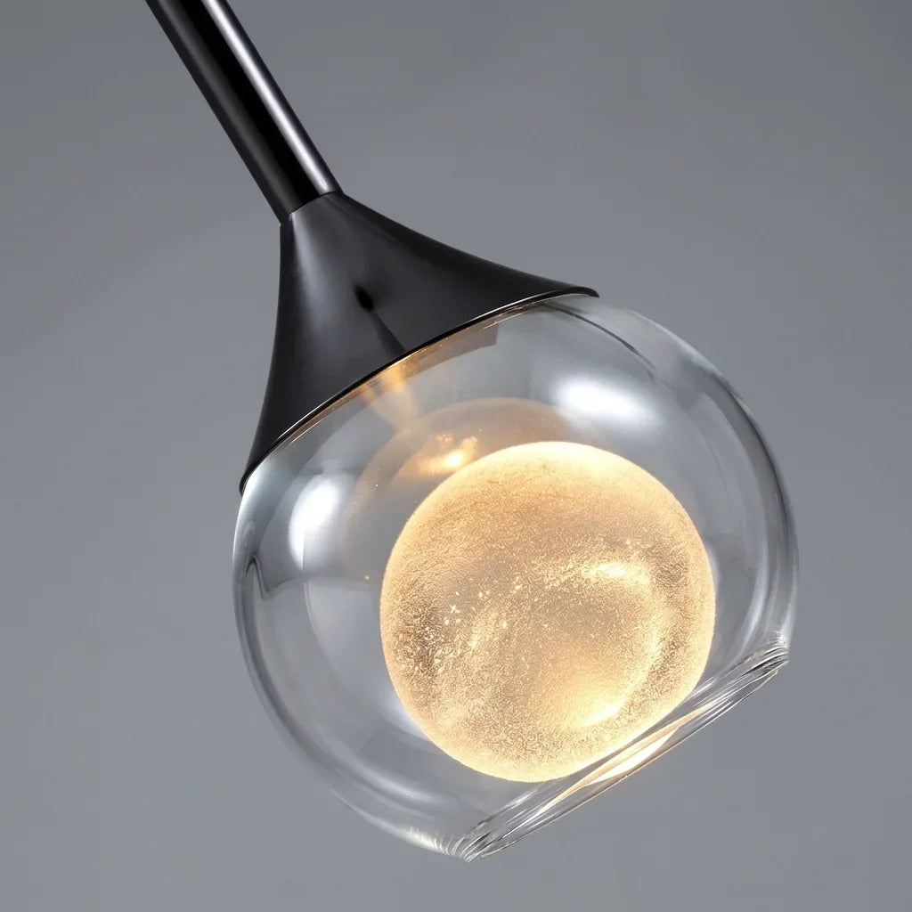 Lune de cristal dans son globe de verre vue de près