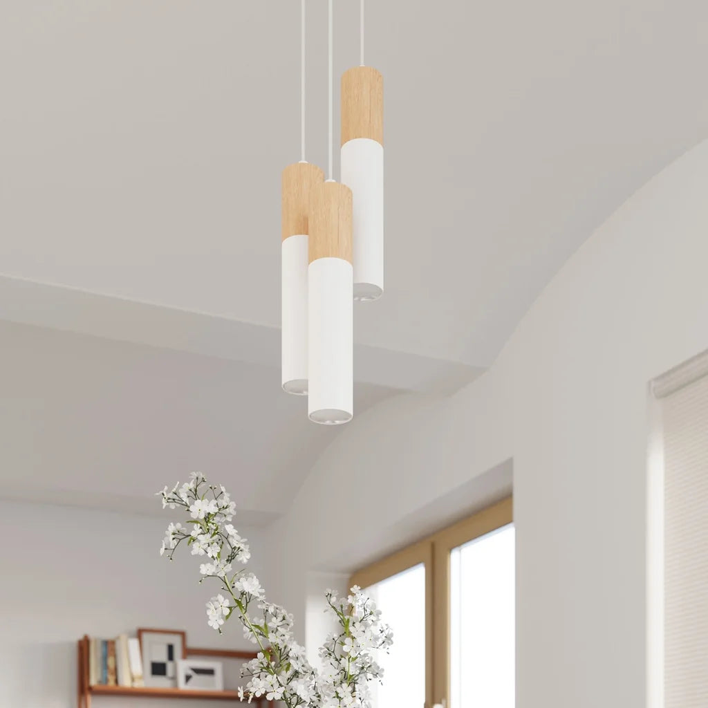 Suspension grappe 3 tubes acier et bois dans un salon