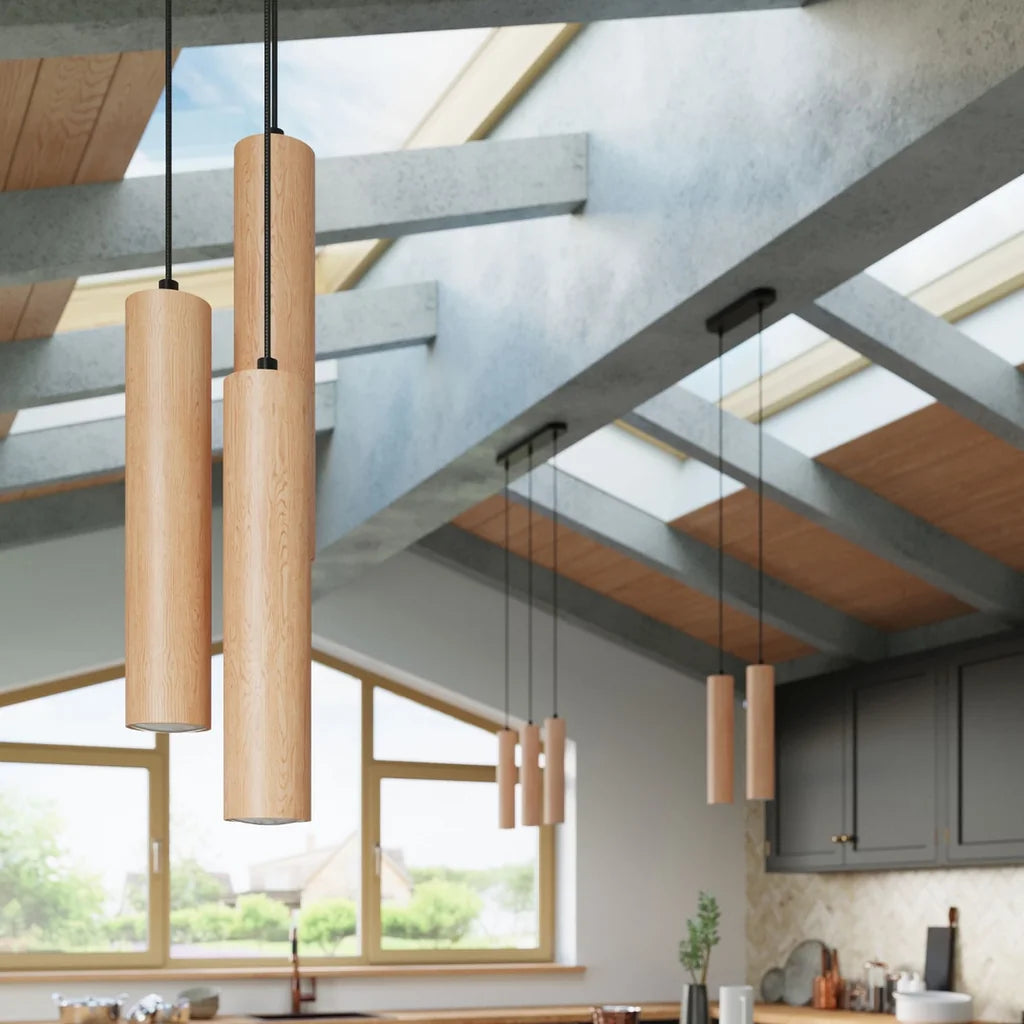 Suspension grappe 3 tubes en bois naturel dans une cuisine