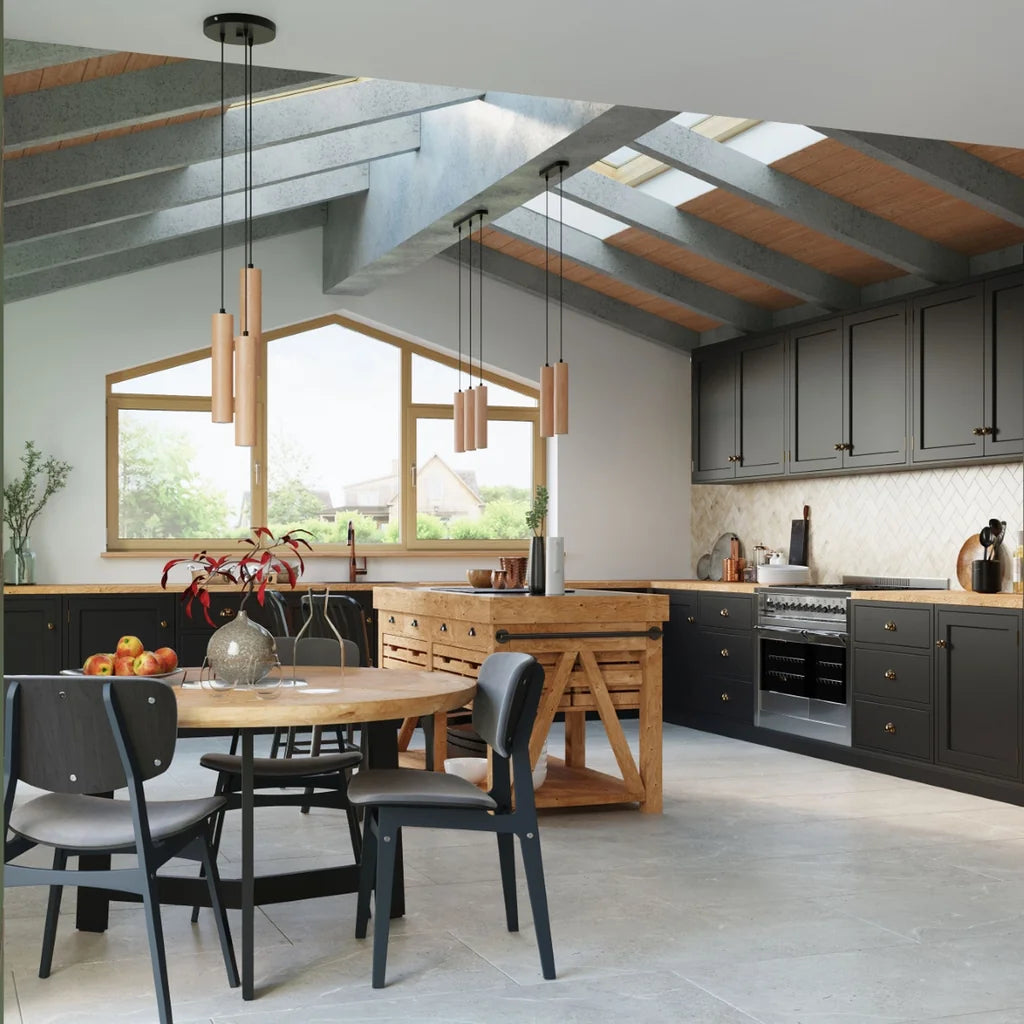 Suspension grappe 3 tubes en bois naturel dans une cuisine