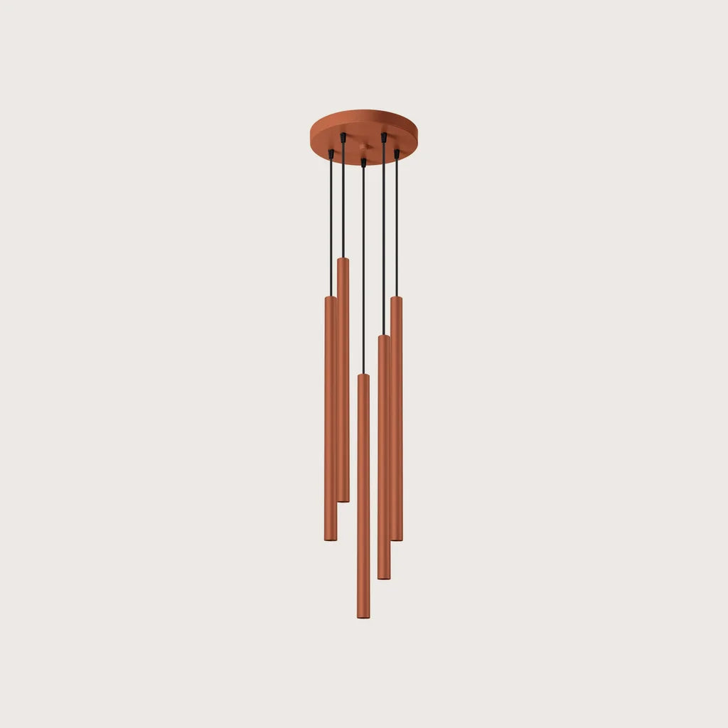 Suspension grappe tubes fins façon bougie, coloris ocre rouge (5 lumières – acier)