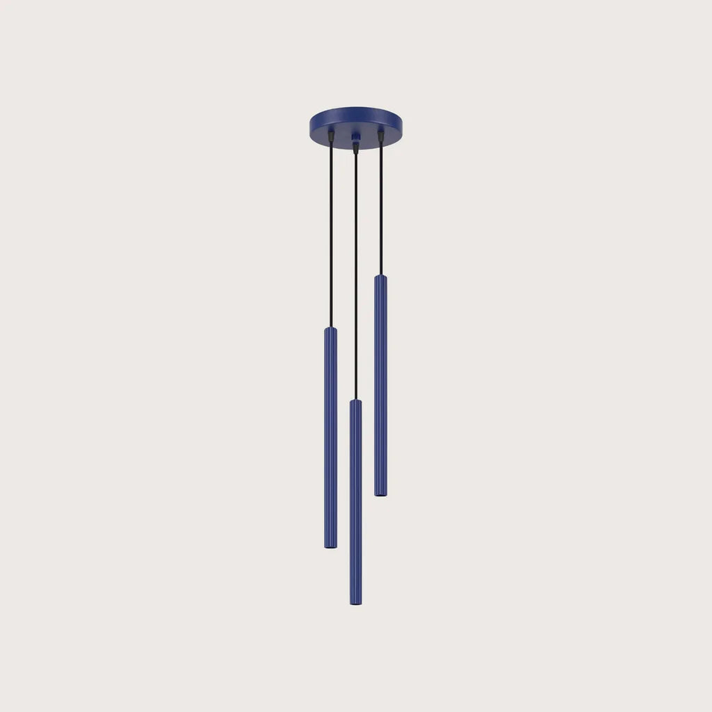 Suspension grappe tubes fins striés, coloris outremer (3 lumières)