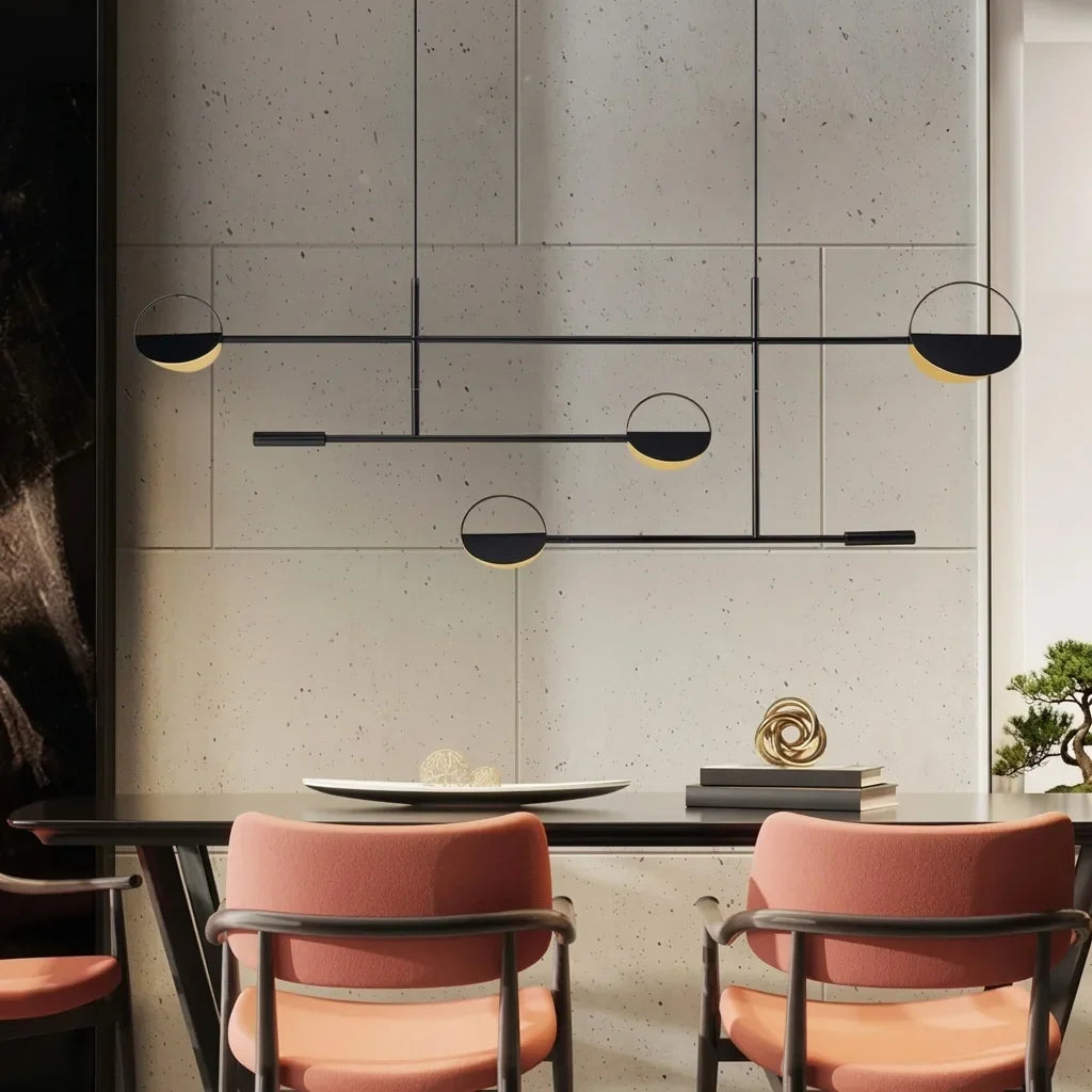 Suspension demi-lunes au-dessus d’une table devant un mur en béton